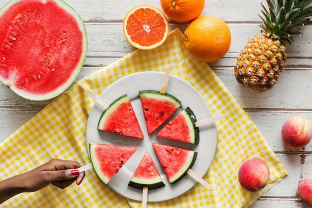 rodajas de sandia y frutas